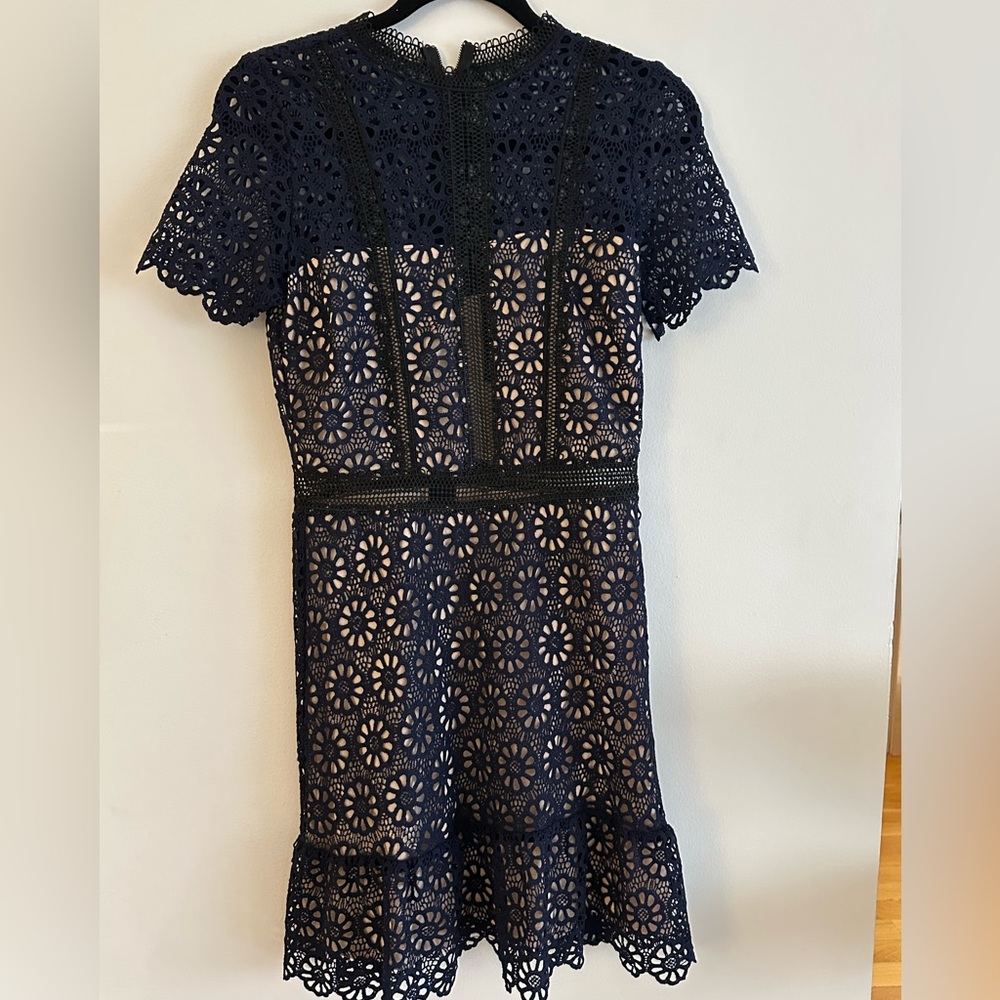 NAVY LACE MINI DRESS. Size M